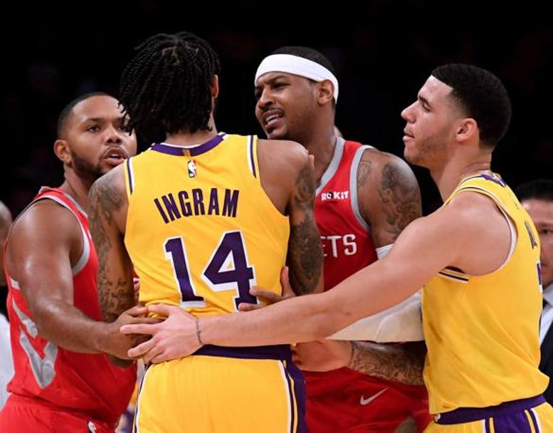Alta tensione durante la sfida tra Lakers e Rockets, esordio casalingo stagionale per LeBron James. Le scintille sono scattate nell&#39;ultimo quarto inizialmente tra Ingram e Paul e poi hanno coinvolto anche Rondo. I tre giocatori sono stati espulsi. Afp